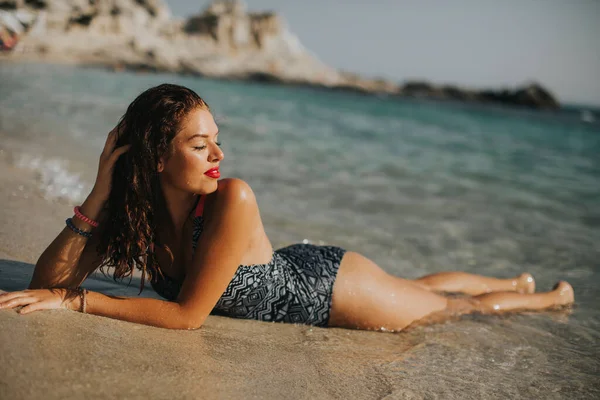 Mooie Jonge Vrouw Draagt Bikini Ontspannen Aan Kust Tijdens Zomervakantie — Stockfoto