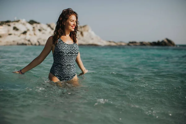 Hübsche Junge Frau Spaziert Sommer Warmen Meerwasser — Stockfoto