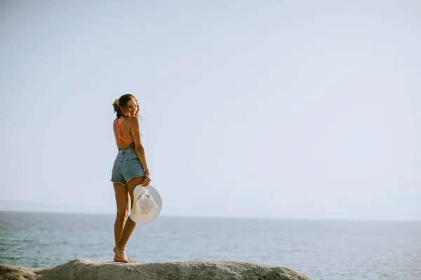 Mooie Jonge Vrouw Bikini Staan Rotsen Door Zee — Stockfoto