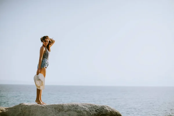 Pretty Young Woman Bikini Standing Rocks Sea — Stock Photo, Image