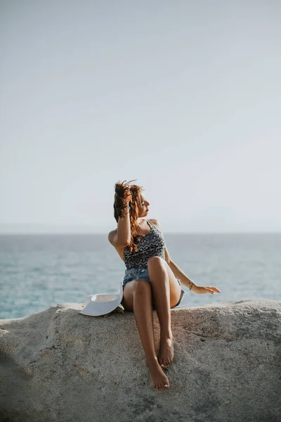 Mulher Bonita Biquíni Sentada Sobre Pedras Junto Mar — Fotografia de Stock