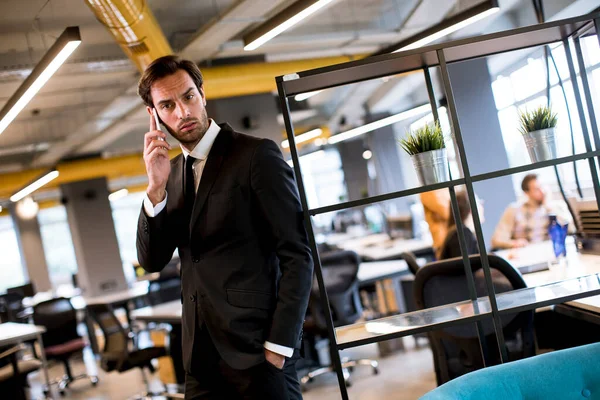 Snygg Ung Affärsman Bär Svart Kostym Med Modern Smartphone Kontoret — Stockfoto