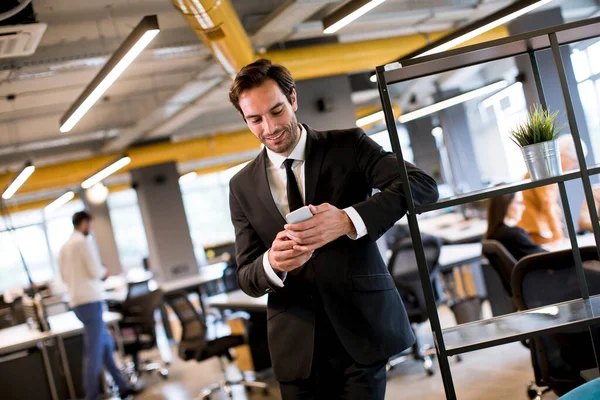 Joven Hombre Negocios Guapo Con Traje Negro Usando Teléfono Inteligente —  Fotos de Stock