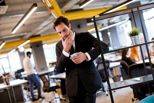 Bonito Jovem Empresário Vestindo Terno Preto Usando Smartphone Moderno Escritório — Fotografia de Stock