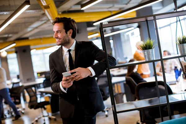 Bonito Jovem Empresário Vestindo Terno Preto Usando Smartphone Moderno Escritório — Fotografia de Stock