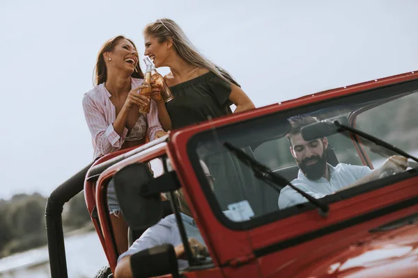 Grupo Jovens Felizes Desfrutando Viagem Carro — Fotografia de Stock