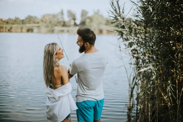 Yakışıklı Genç Çift Güneşli Yaz Gününde Gölde Balık Tutuyor — Stok fotoğraf