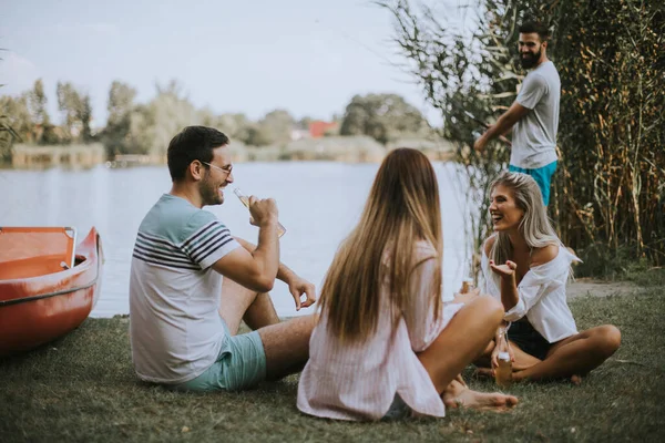 Grupo Jovens Amigos Felizes Curtindo Natureza Lado Lago — Fotografia de Stock