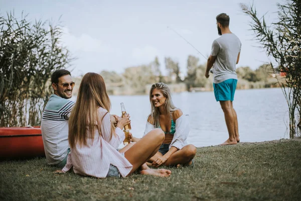 Gruppe Fröhlicher Junger Freunde Genießt Die Natur Seeufer — Stockfoto