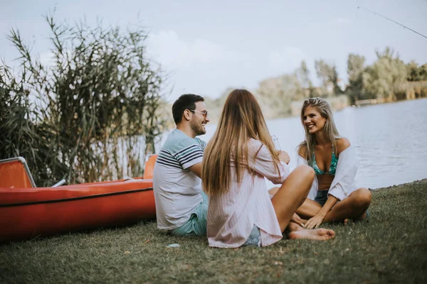 Gruppe Fröhlicher Junger Freunde Genießt Die Natur Seeufer — Stockfoto