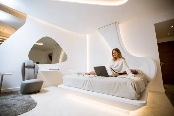 Mulher Bonita Com Caderno Sentado Luxuoso Apartamento — Fotografia de Stock
