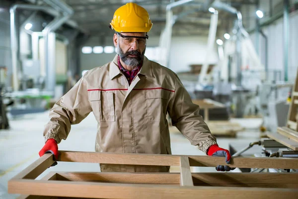 Snygg Mogen Man Som Arbetar Möbelfabriken — Stockfoto