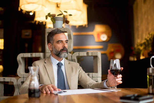 Bonito Homem Maduro Bebendo Copo Vinho Tinto Restaurante — Fotografia de Stock