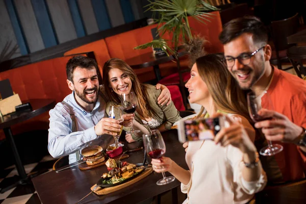 Grupp Stiliga Unga Vänner Som Gör Selfie Med Mobiltelefon Och — Stockfoto