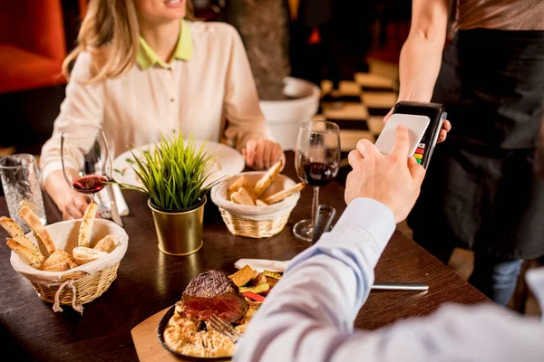 Людина Платить Обід Технологією Нфх Мобільному Телефоні Ресторані — стокове фото