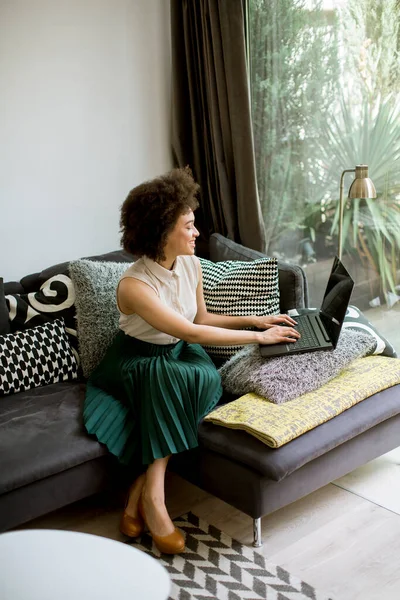 Attraktiv Ung Lockigt Hår Kvinna Som Arbetar Laptop Hemma — Stockfoto