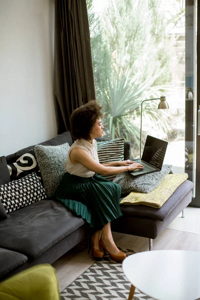 Attrayant Jeune Femme Bouclée Cheveux Travaillant Sur Ordinateur Portable Maison — Photo