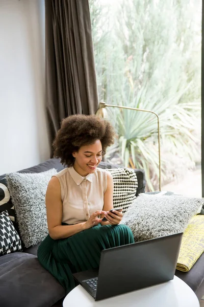 Aantrekkelijke Jonge Krullend Haar Vrouw Werken Laptop Met Behulp Van — Stockfoto