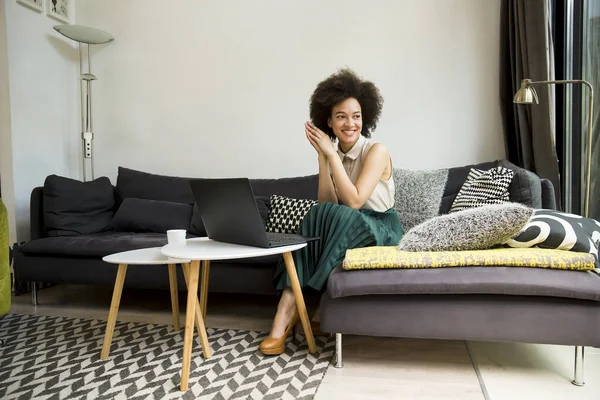 Aantrekkelijke Jonge Krullend Haar Vrouw Werken Laptop Thuis — Stockfoto