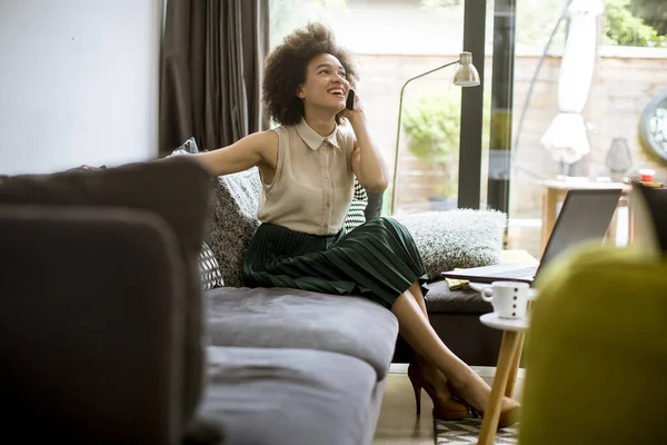 Bonito Jovem Cabelo Encaracolado Mulher Africana Relaxante Casa Usando Telefone — Fotografia de Stock