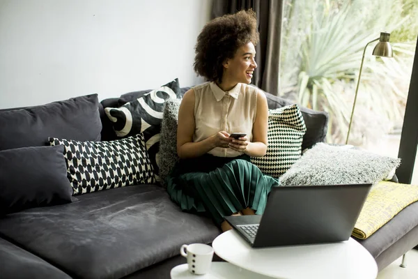 Mooie Jonge Dame Met Krullend Haar Werk Notebook Terwijl Zitten — Stockfoto