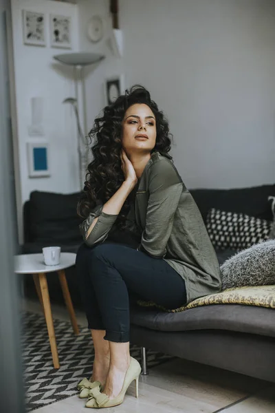 Mooie Jonge Vrouw Met Krullend Haar Zit Aan Tafel Kamer — Stockfoto