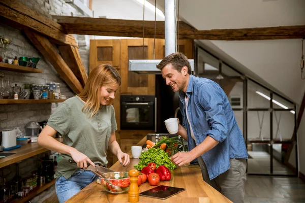 Amar Pareja Joven Cortar Verduras Juntos Cocina Rústica — Foto de Stock