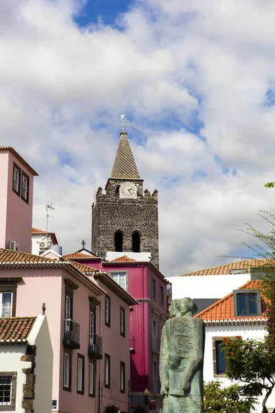 哥特式15世纪罗马天主教葬礼大教堂钟楼 在葡萄牙马德拉岛 这座哥特式教堂始建于1514年 — 图库照片