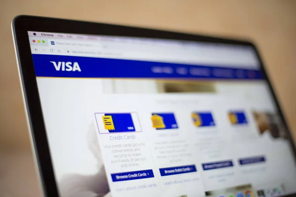 コンピュータ画面上のビザのウェブサイト Visaは1958年に設立されたアメリカの多国籍金融サービス会社です — ストック写真