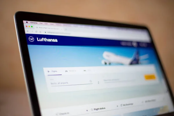 コンピュータ画面上のルフトハンザのウェブサイト ドイツルフトハンザ航空は 乗客の面でヨーロッパで2番目に大きい航空会社です — ストック写真
