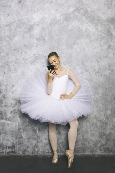 Mooie Jonge Ballerina Klassieke Balletdanser Met Behulp Van Mobiele Telefoon — Stockfoto