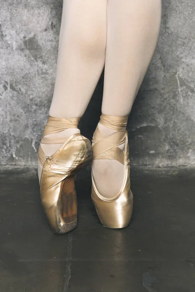 用尖尖的鞋子把年轻芭蕾舞演员的腿堵在墙边 — 图库照片