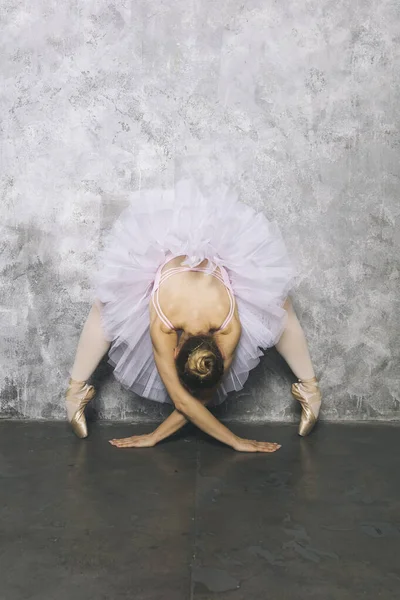 Bastante Joven Bailarina Bailando Ballet Clásico Contra Vieja Pared Rústica —  Fotos de Stock