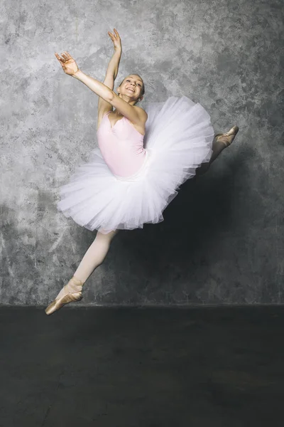 Bastante Joven Bailarina Bailando Ballet Clásico Contra Vieja Pared Rústica — Foto de Stock