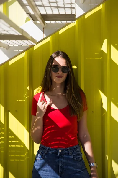 Giovane Donna Alla Moda Piedi Vicino Muro Giallo Una Calda — Foto Stock