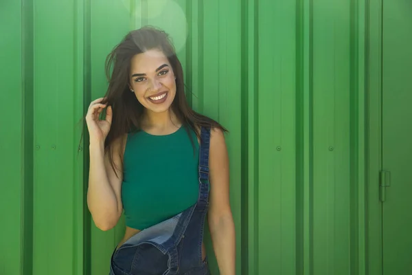 Mujer Joven Moda Pie Junto Pared Verde Día Caluroso Verano — Foto de Stock