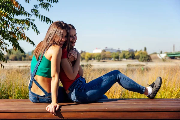 Δύο Καλύτερες Φίλες Αγκαλιάζονται Ενώ Κάθονται Έξω — Φωτογραφία Αρχείου