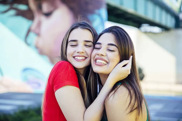 Duas Melhores Amigas Abraçando Juntas Livre — Fotografia de Stock