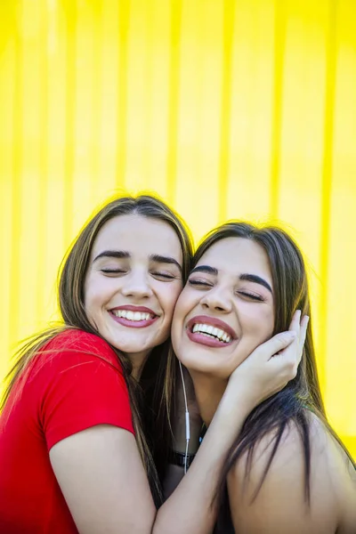 Dos Mejores Amigas Abrazándose Juntas Aire Libre —  Fotos de Stock