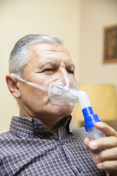 Idősebb Férfi Orvosi Felszerelést Használ Belélegzésre Légzőmaszkkal Porlasztóval Szobában — Stock Fotó