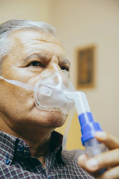 호흡기 마스크를 착용하고 호흡을 장비를 사용하는 신생아 — 스톡 사진