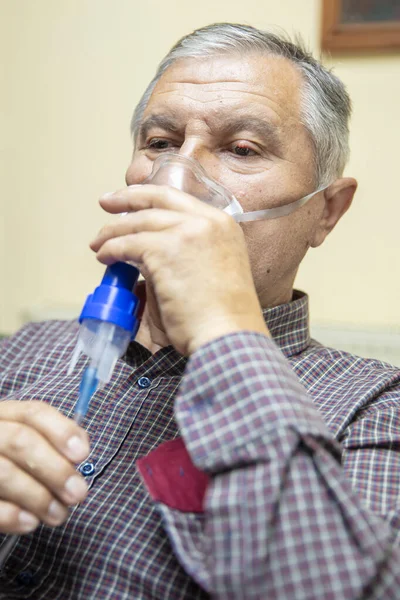 Hombre Mayor Que Usa Equipo Médico Para Inhalación Con Máscara — Foto de Stock