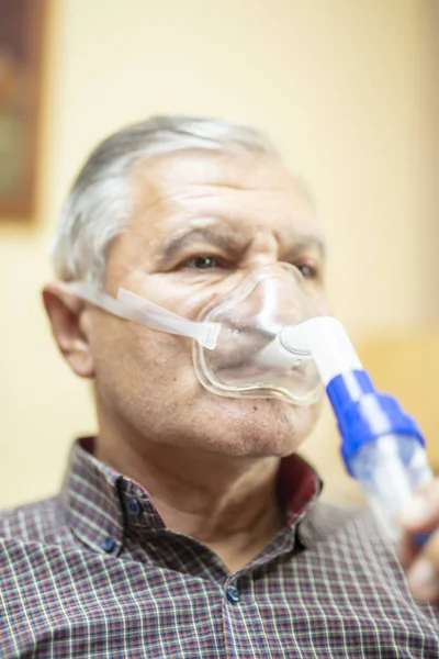 Senior Man Met Medische Apparatuur Voor Inhalatie Met Ademhalingsmasker Vernevelaar — Stockfoto