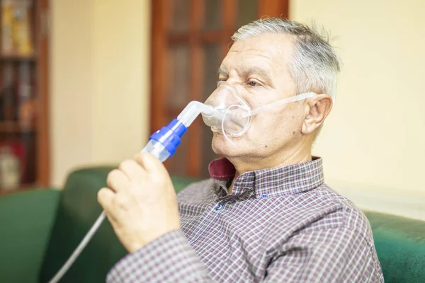 Senior Man Met Medische Apparatuur Voor Inhalatie Met Ademhalingsmasker Vernevelaar — Stockfoto