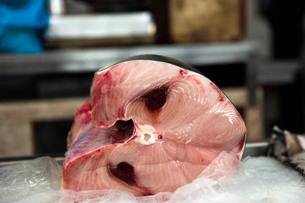 Frische Thunfischsteaks Auf Dem Fischmarkt — Stockfoto