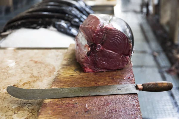 Frische Thunfischsteaks Auf Dem Fischmarkt — Stockfoto