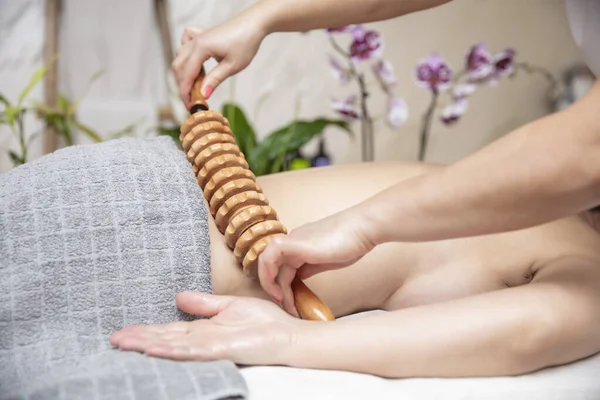Nahaufnahme Der Maderotherapie Cellulite Massage Mit Holzmassagerolle — Stockfoto