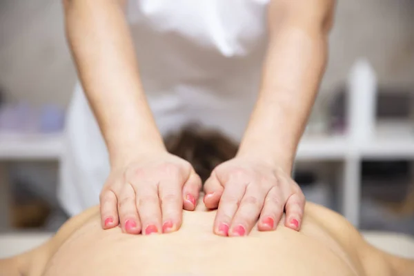 Giovane Donna Rilassante Durante Massaggio Alla Schiena Presso Centro Benessere — Foto Stock