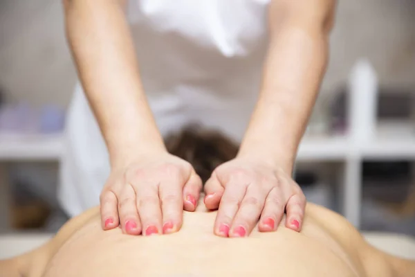 Jonge Vrouw Ontspannen Tijdens Rugmassage Het Spa Centrum — Stockfoto