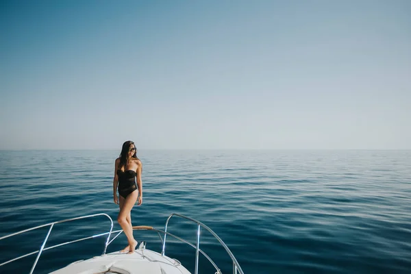 Söt Ung Kvinna Badkläder Stående Yacht Front — Stockfoto